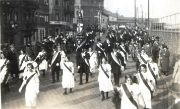 1925 Fahnenabordnung Kirmesjunge Adam Monzen mit Pokal