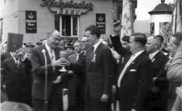 1962 Kirmesjunge Gnter Dillenburger mit OB WW Macke